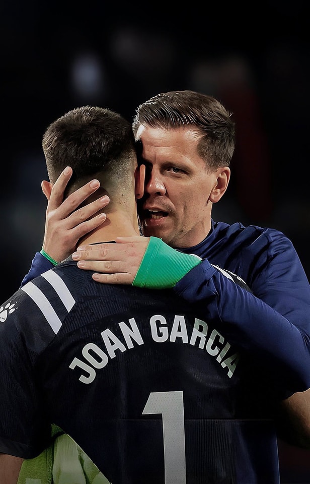Szczesny ăn mừng việc Garcia tái xuất