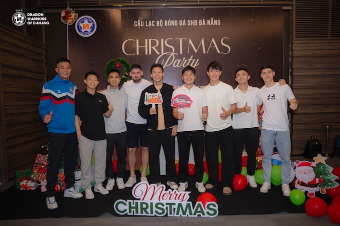 Quế Ngọc Hải có mặt trong buổi tiệc mừng Giáng sinh của SHB Đà Nẵng. Ảnh: FBNV