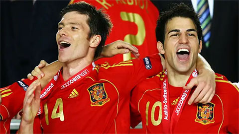  Cesc Fabregas chỉ ra vấn đề khiến HLV Alonso gặp rắc rối Real