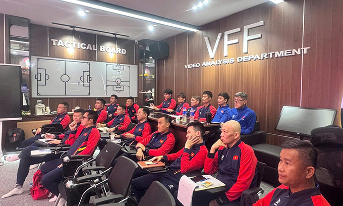 Các HLV tại V.League tích cực học tập 