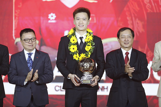 Hoàng Đức lần thứ 3 nhận Quả bóng vàng Việt Nam