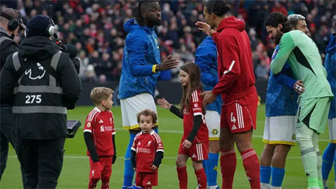  Các con Diogo Jota làm mascot trận Liverpool vs Wolves: Khoảnh khắc khiến Anfield chết lặng