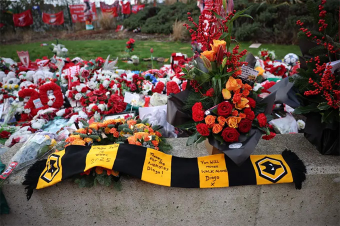 Những bó hoa NHM tưởng nhớ Jota bên ngoài sân Anfield