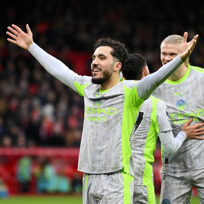 Rayan Cherki ăn mừng sau khi ghi bàn thắng cho Man City