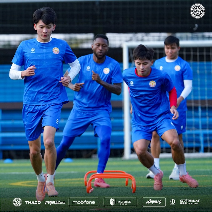 Các cầu thủ PVF-CAND trong một buổi tập. Ảnh: FBNV