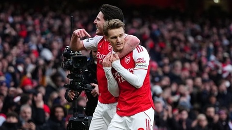  Vì sao Declan Rice chỉ tay vào Martin Odegaard?