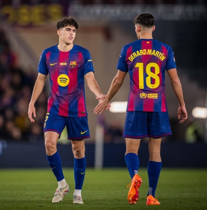 Gerard Martin (phải) đang cùng với Pau Cubarsi là cặp trung vệ đáng tin cậy của Barca