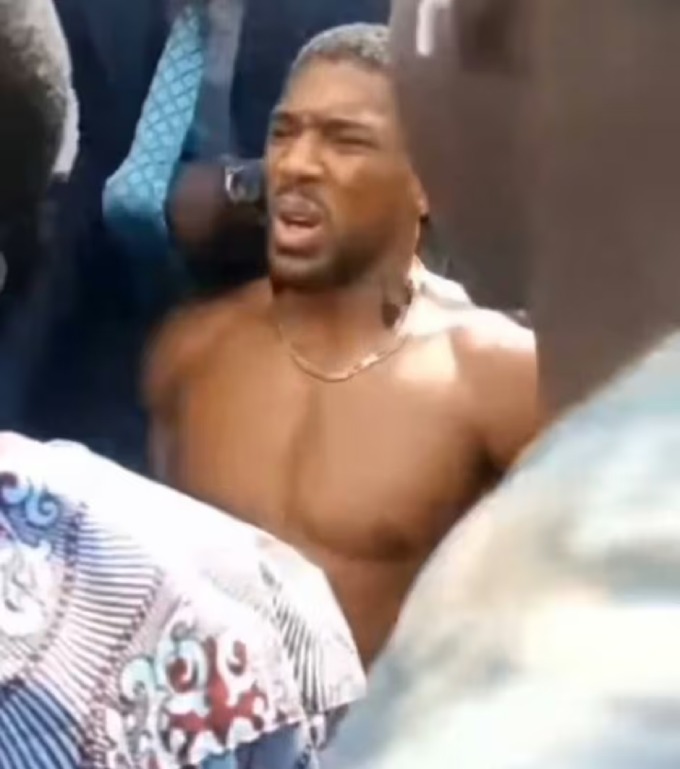 Võ sĩ người Anh có vẻ bị đau