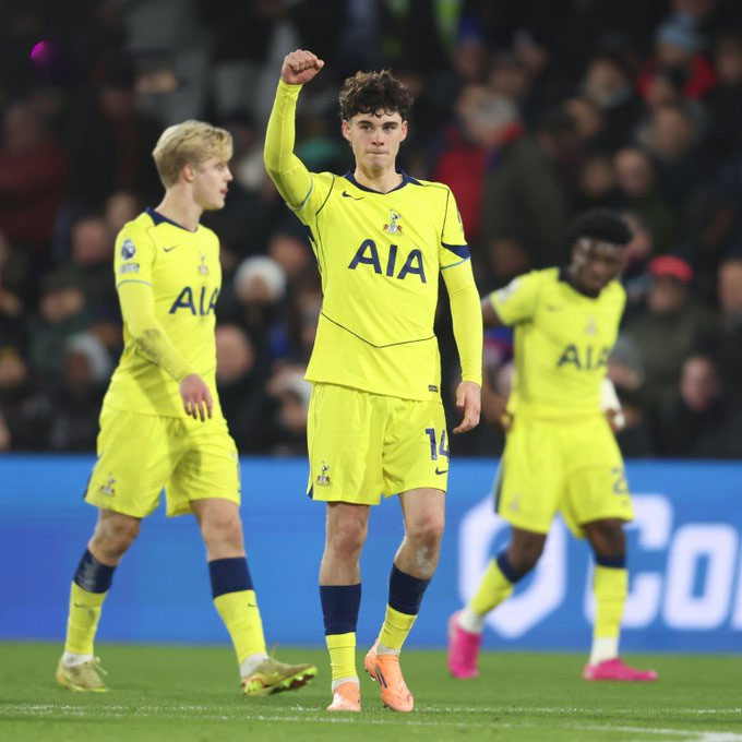 Gray đã có được bàn thắng đầu tiên trong màu áo Tottenham