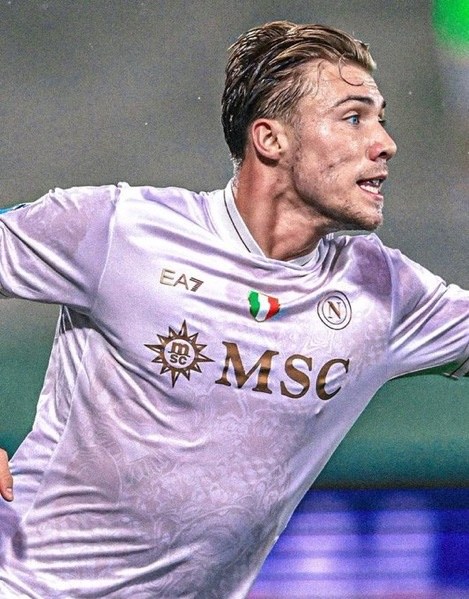 Từ Saudi Arabia đến Italia, từ Siêu cúp Ý đến Serie A, Napoli tiến lên và duy trì được phong độ mạnh mẽ với tân tinh Hojlund