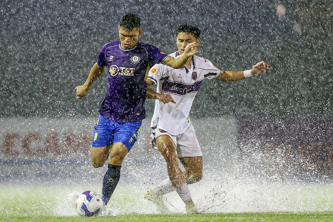 Trận đấu giữa Becamex TP.HCM và Hà Nội. Ảnh: Quốc An