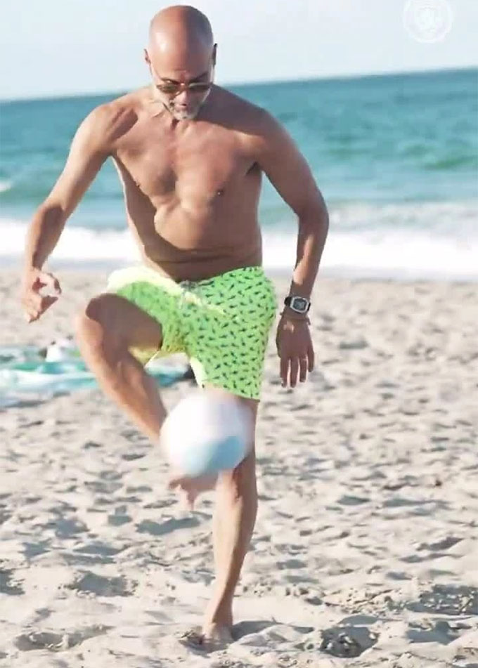 HLV Guardiola chơi bóng ở bãi biển khi Man City dự FIFA Club World Cup