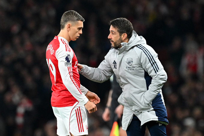 Jover (phải) đã biến Arsenal thành "cỗ máy" của các tình huống cố định