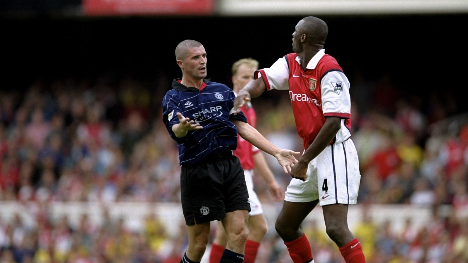 Hình ảnh kinh điển của ác nhân số 3 Patrick Vieira và ác nhân số 2 Roy Keane