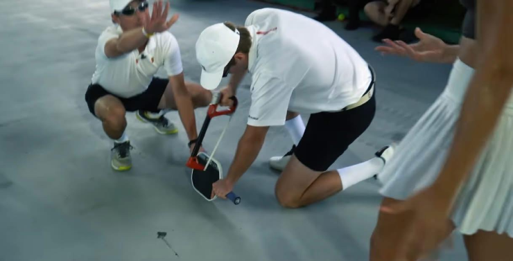 Khoảnh khắc cưa chiếc vợt đã đi vào lịch sử môn pickleball