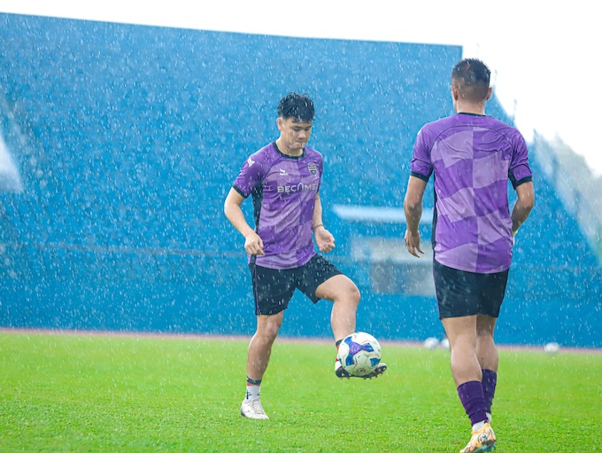 Tấn T trong một buổi tập cùng đội bóng đất Thủ. Ảnh: CTV