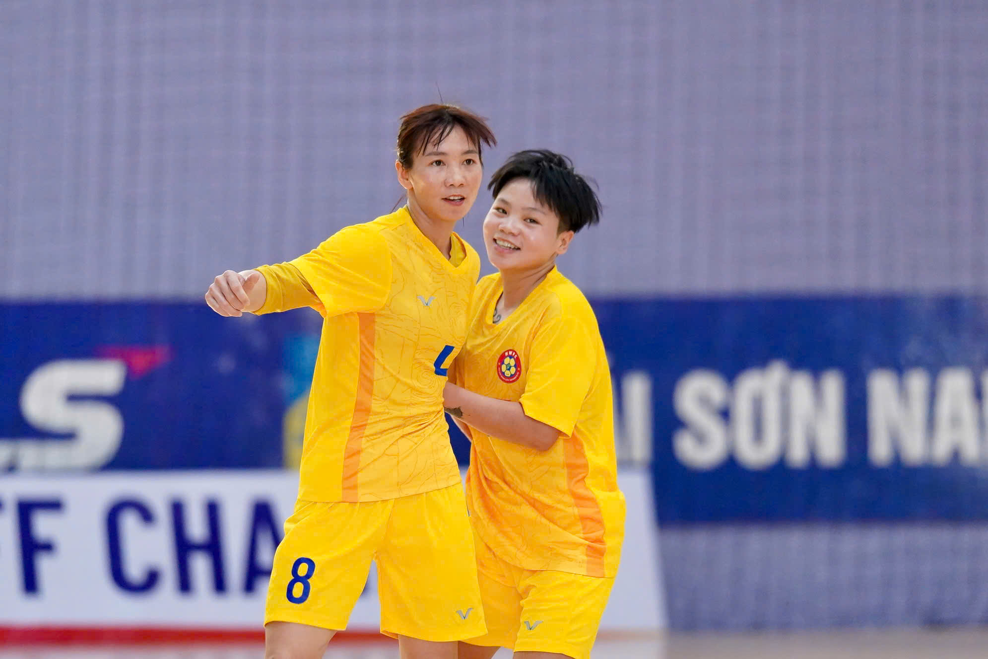 Thùy Trang ăn mừng bàn thắng cho TP.HCM