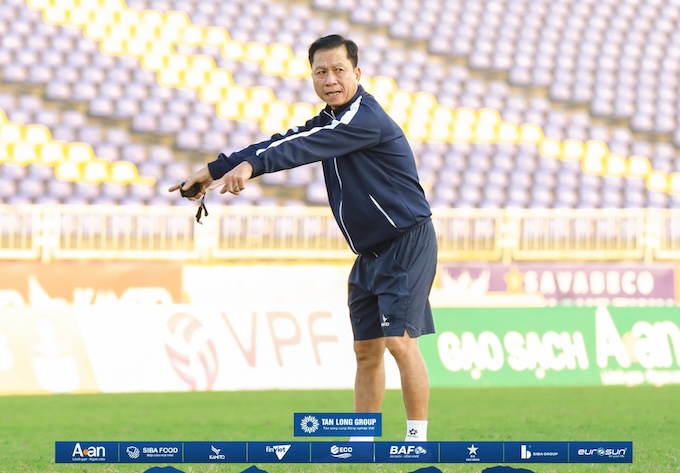 HLV Văn Sỹ Sơn chỉ đạo cầu thủ trong một buổi tập. Ảnh: FBNV