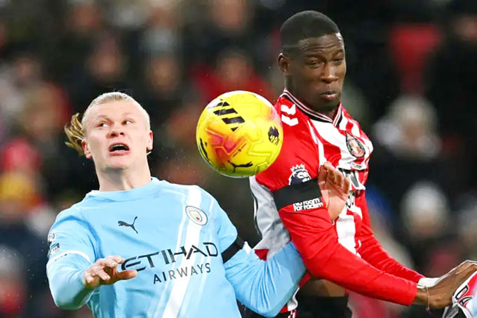 Madueke kiểm soát Haaland cả trên không...