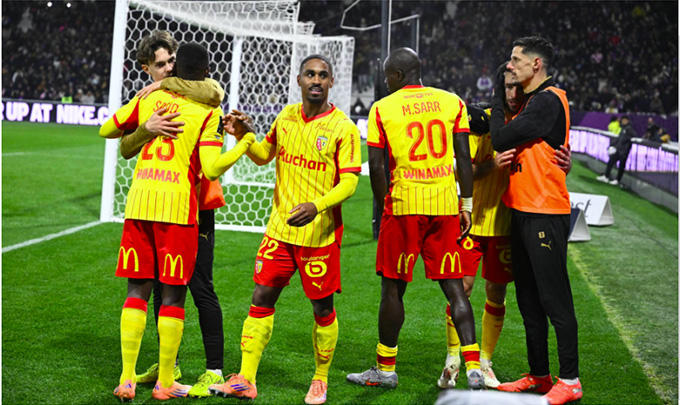 Lens đã trở thành nhà vô địch lượt đi Ligue 1 2025/26 khi hơn PSG tới 4 điểm