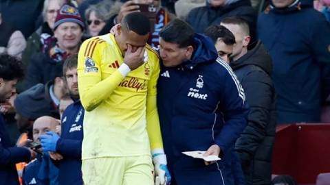  Thủ môn Nottingham rời sân trong nước mắt