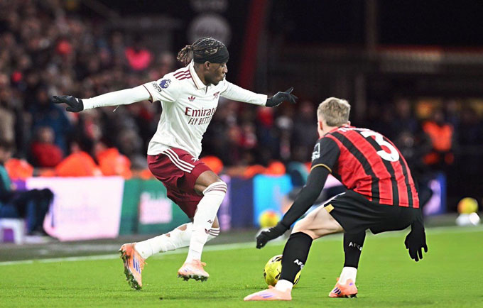 Madueke liên tục làm khổ hàng thủ của Bournemouth