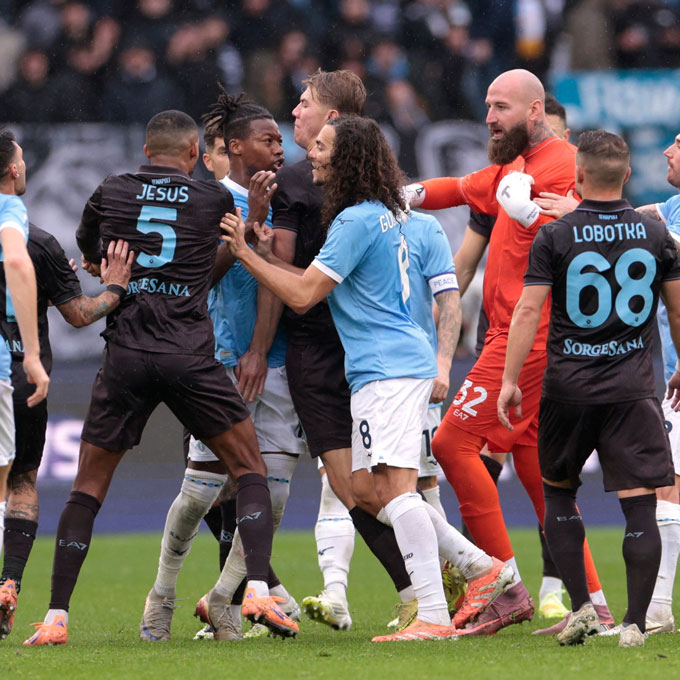 Cầu thủ hai đội ẩu đả vào cuối trận