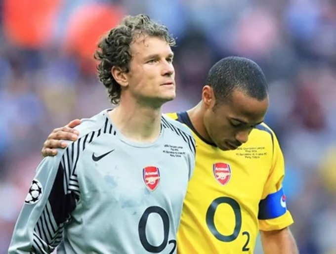 Đồng đội Thierry Henry an ủi Lehmann