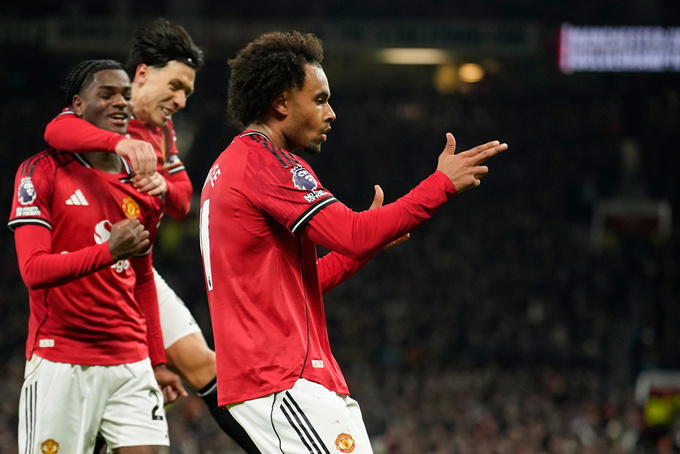 Niềm vui của Zirkzee sau khi kiến tạo để Matheus Cunha ghi bàn