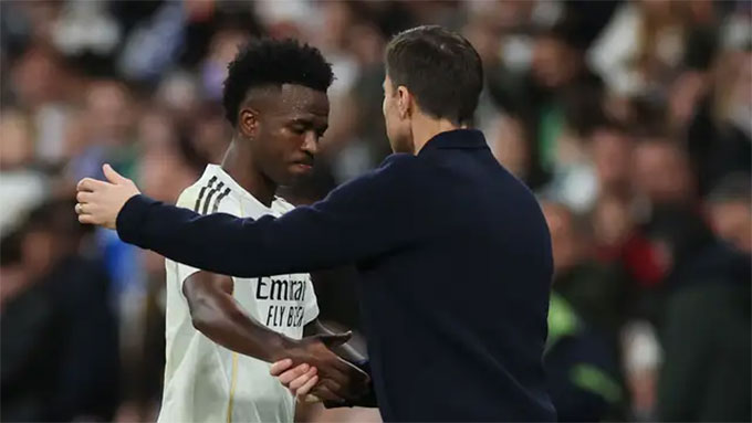 Vinicius bị chính các fan nhà la ó khi rời sân