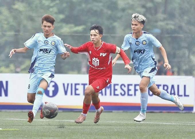 Thái Bá Bảo Hoàng (bìa trái) gian lận 2 tuổi