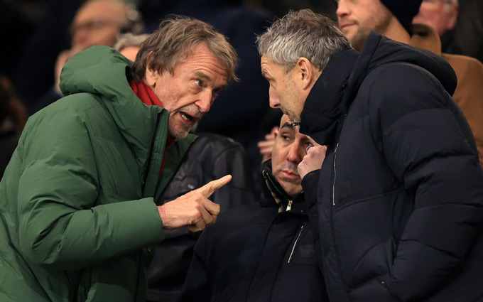 Sir Jim Ratcliffe và Jason Wilcox giờ phải quyết định xem MU sẽ phản ứng như thế nào trước những bình luận của Amorim