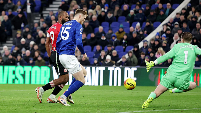 Bằng cú hat-trick vào lưới Everton, đội giữ sạch lưới nhà ở 4/6 trận gần nhất