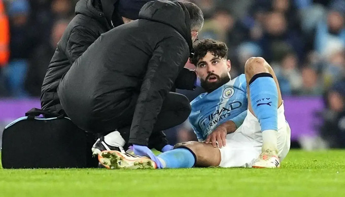 Man City theo đuổi Guehi sau chấn thương nặng của Gvardiol