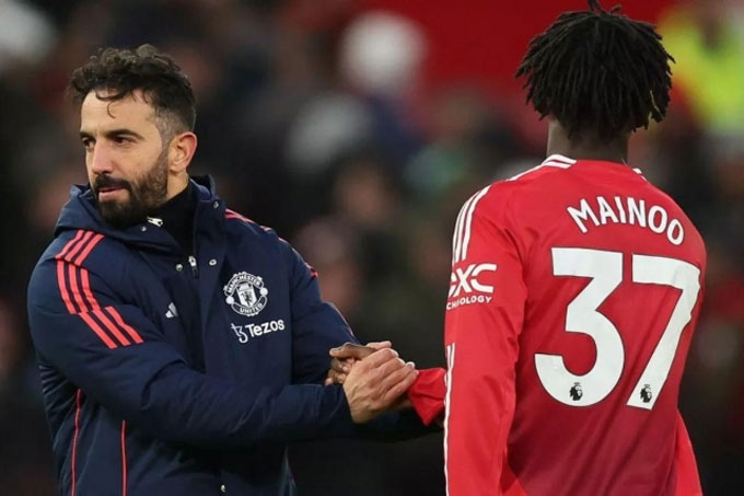 Mainoo ấn thích bài đăng châm biếm Amorim