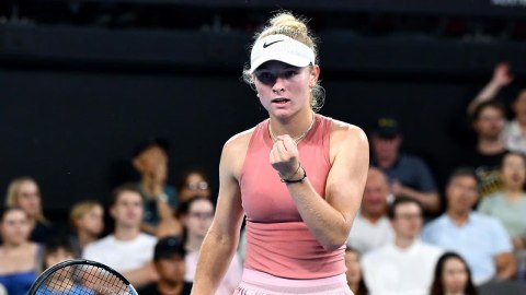  Tay vợt nữ "mù tennis" được trao suất đặc cách gây tranh cãi, thua thảm 0-6, 0-6