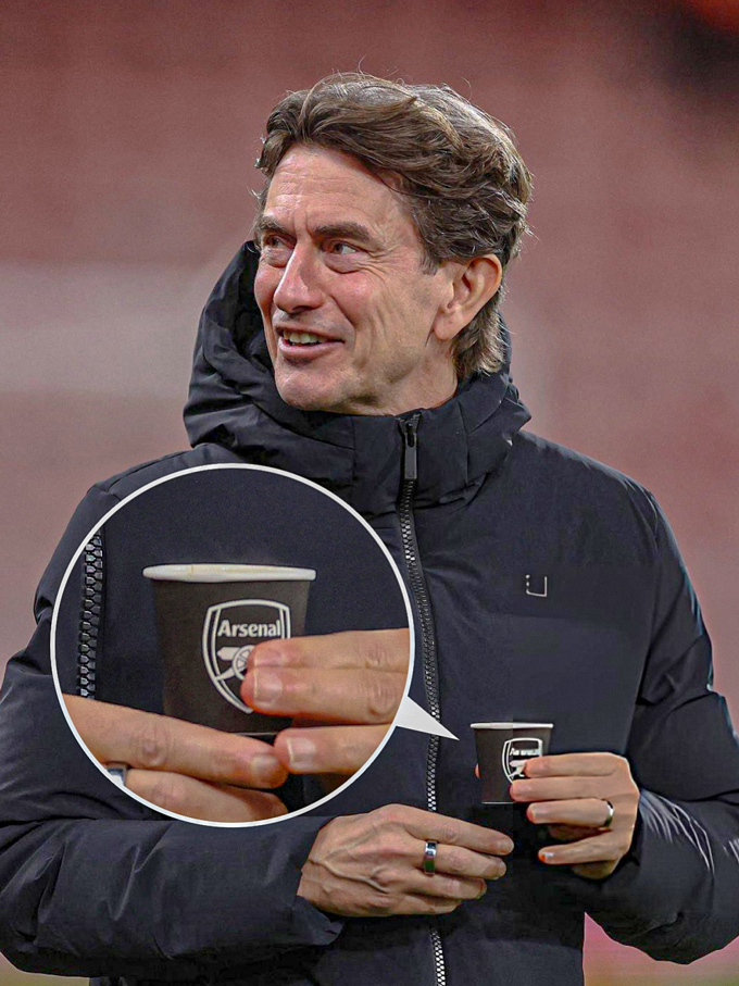 HLV Thomas Frank bị bắt gặp cầm cốc in logo Arsenal