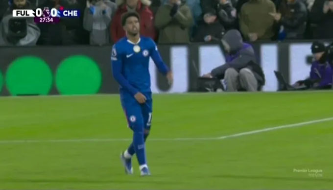 Andrey Santos bị sút bóng vào vùng kín