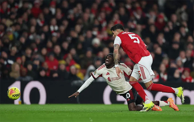 Frimpong bị đau sau pha va chạm với Piero Hincapie