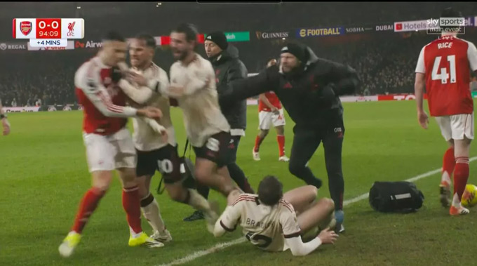 Vụ việc đã khiến cầu thủ hai đội lao vào xô xát