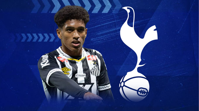 Tottenham đang tiến sát Souza