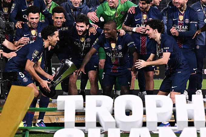 Mendes cùng đồng đội thâu tóm hàng loạt danh hiệu