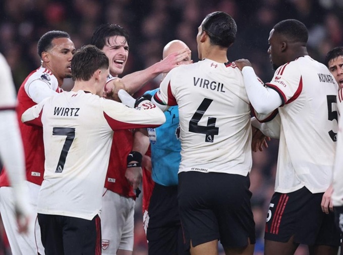 Declan Rice chỉ thẳng mặt Van Dijk