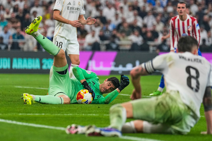 Thủ môn Thibaut Courtois nhiều phen phải trổ T cản phá để cứu nguy cho Real Madrid
