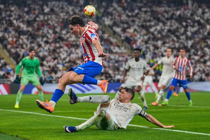 Hàng thủ của Real Madrid (áo trắng) gặp muôn vàn khó khăn trước Atletico