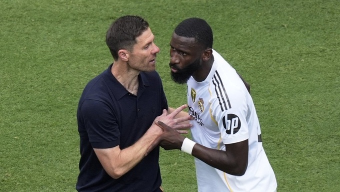 HLV Xabi Alonso có lý do để lo lắng khi Antonio Rudiger nhiều khả năng vắng mặt ở chung kết Siêu Cúp Tây Ban Nha