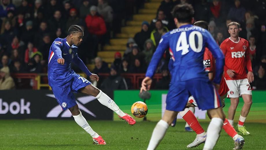 Jorrel Hato đã giúp Chelsea dẫn trước ở cuối hiệp 1