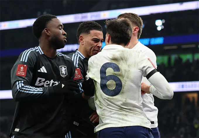 Các ngôi sao Tottenham và Aston Villa lao vào nhau