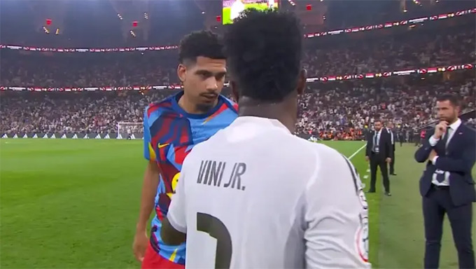 Hình ảnh đẹp giữa Vinicius và Araujo