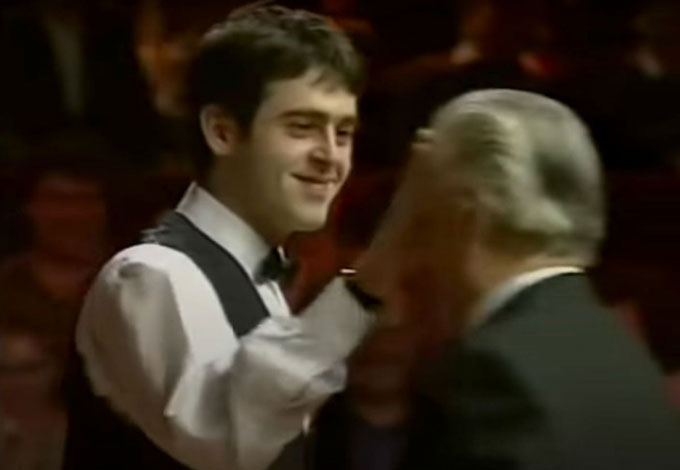 O’Sullivan che mắt trọng T trong lúc cố nén cười